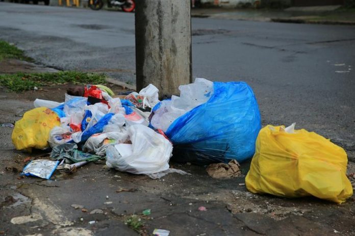 Falta de Coleta de Lixo Gera Transtornos no Natal em Mauá: Empresa Responsável Não se Manifesta