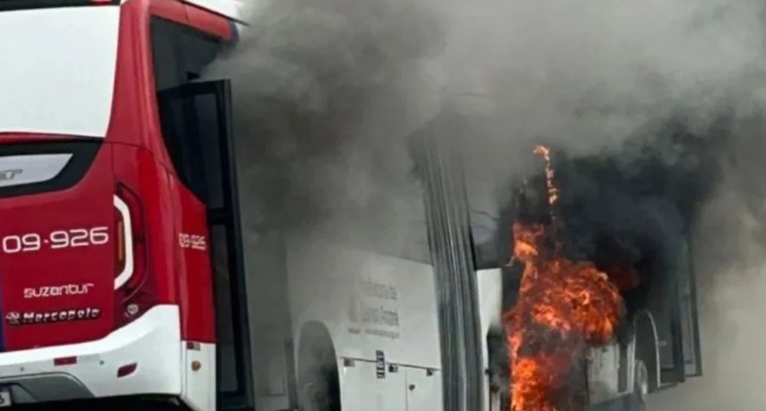 Ônibus pega fogo em Santo André e interdita avenida movimentada
