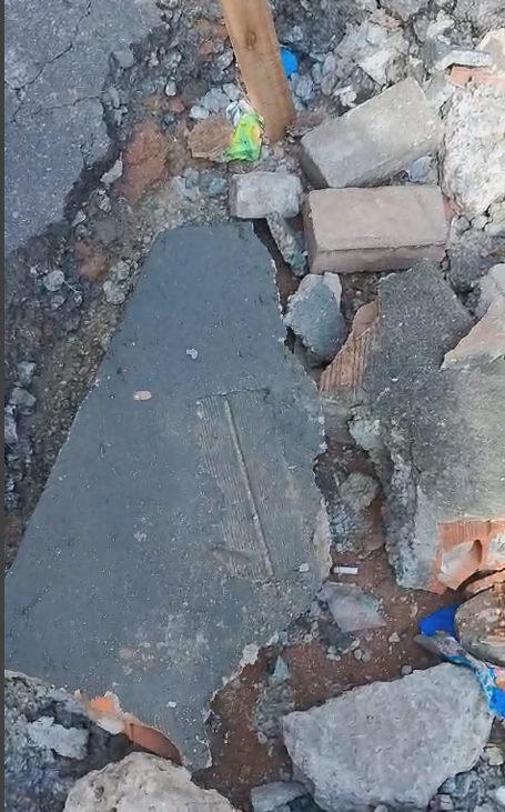 Buraco na Rua Copo de Leite cresce e preocupa moradores 