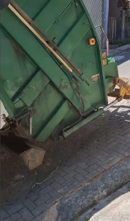 Caminhão de lixo não consegue subir Rua Copo de Leite devido a buraco