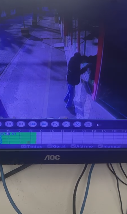 Imagens mostram suspeito tentando furtar TVs no Habib’s de Mauá