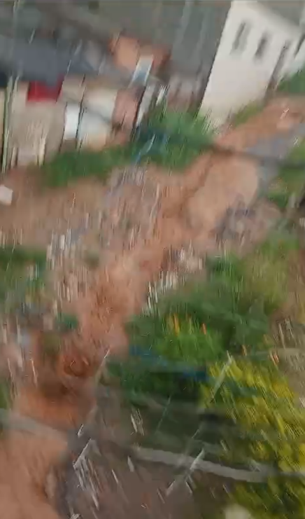 Morador de Mauá denuncia alagamento durante chuva intensa no Jardim Zaira