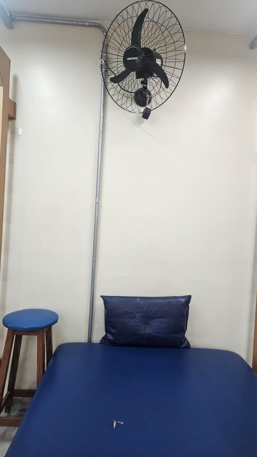 Pacientes enfrentam calor intenso no CER do Jd. Rosina devido a Usuários do Centro Especializado em Reabilitação (CER) do Jardim Rosina denunciam a falta de ventilação na sala de f