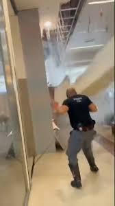 Parte do teto do Shopping Grand Plaza desaba devido a fortes chuvas em Santo André