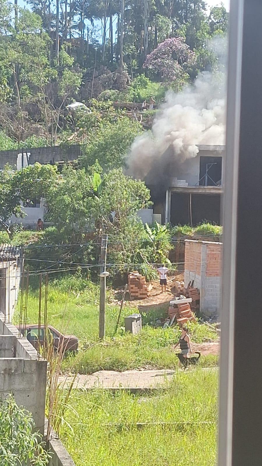 Princípio de Incêndio Atrás da Crisantemo, no Bairro Chácara  Maria Aparecida