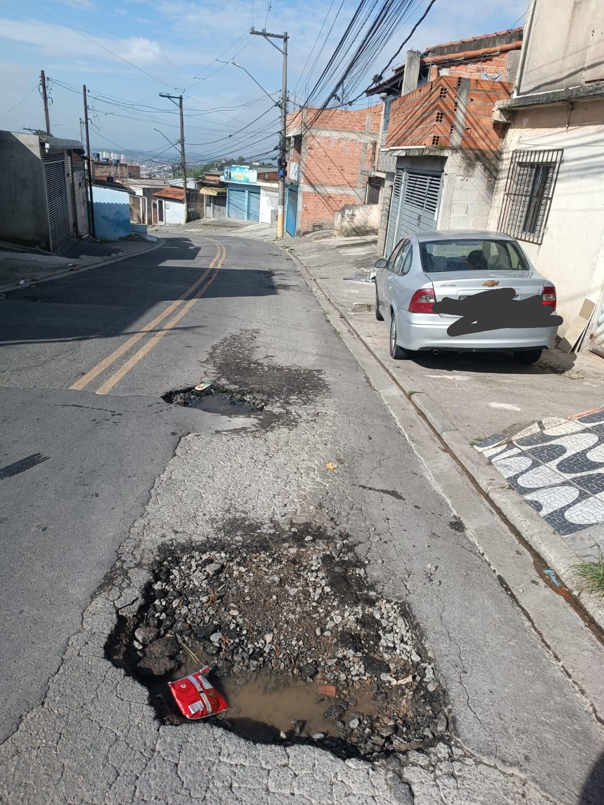 vazamento de água há 3 semanas em buracos na rua deise causa risco de acidentes