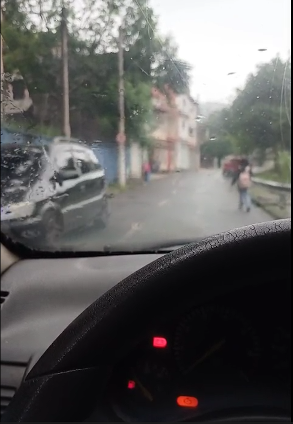 Rua de escola em Mauá vira armadilha: motoristas ignoram mão única e colocam crianças em risco